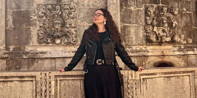 Melida Travančić: Izbor poezije iz zbirke “Moja majka hrani mrtvog psa”