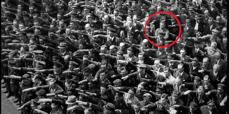 Vizuelni diskurs konformizma: Od totalitarnih rituala do algoritamske homogenizacije u digitalnim medijima