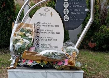 Križ, polumjesec i ljiljan na jednom spomeniku