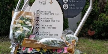 Križ, polumjesec i ljiljan na jednom spomeniku