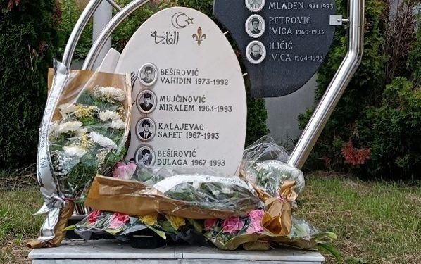 Križ, polumjesec i ljiljan na jednom spomeniku